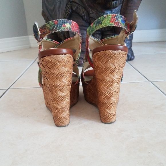 🌞Guess Wedges🌞 - Picture 4 of 6